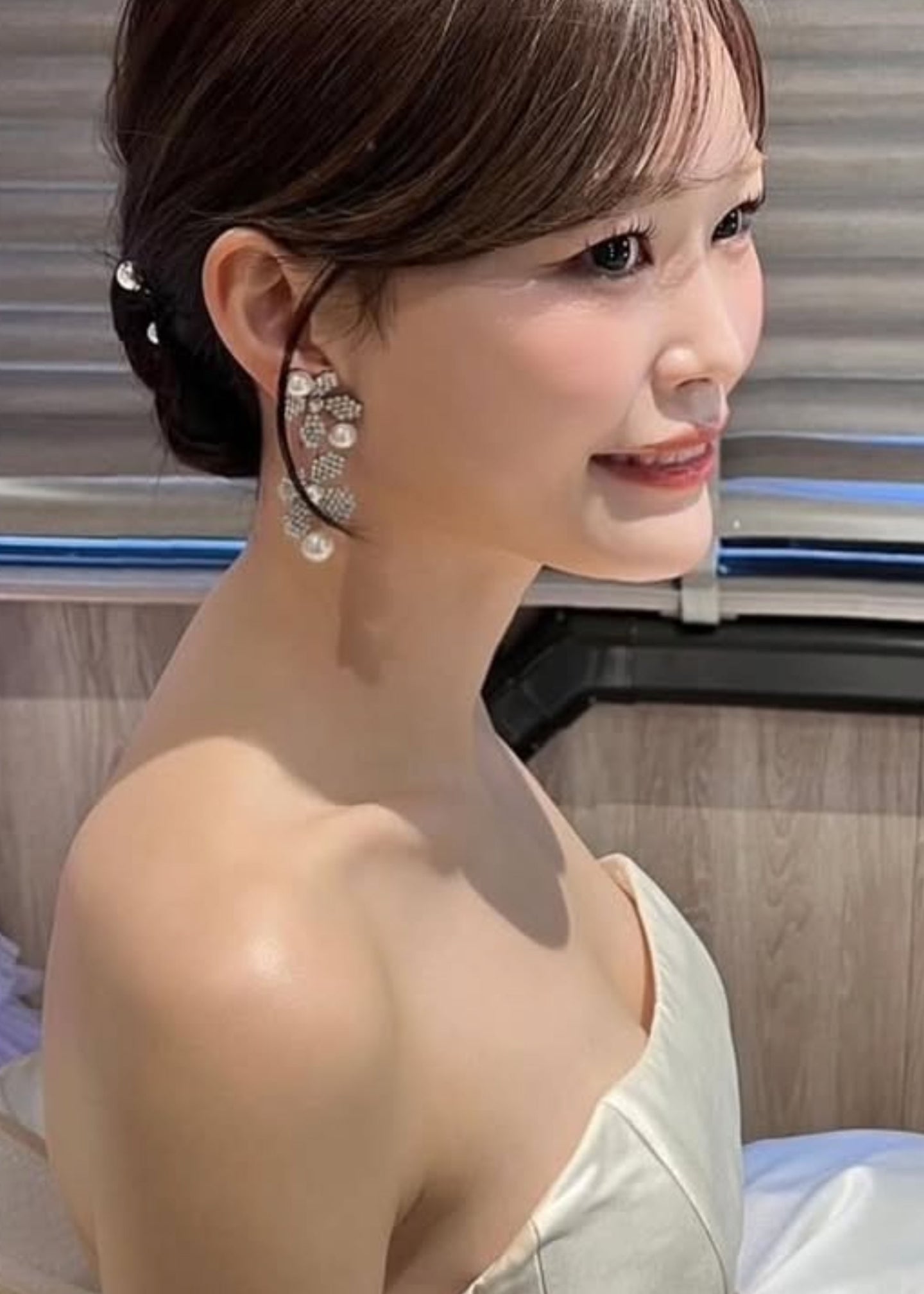 Woman wearing a strapless dress with a blurred background