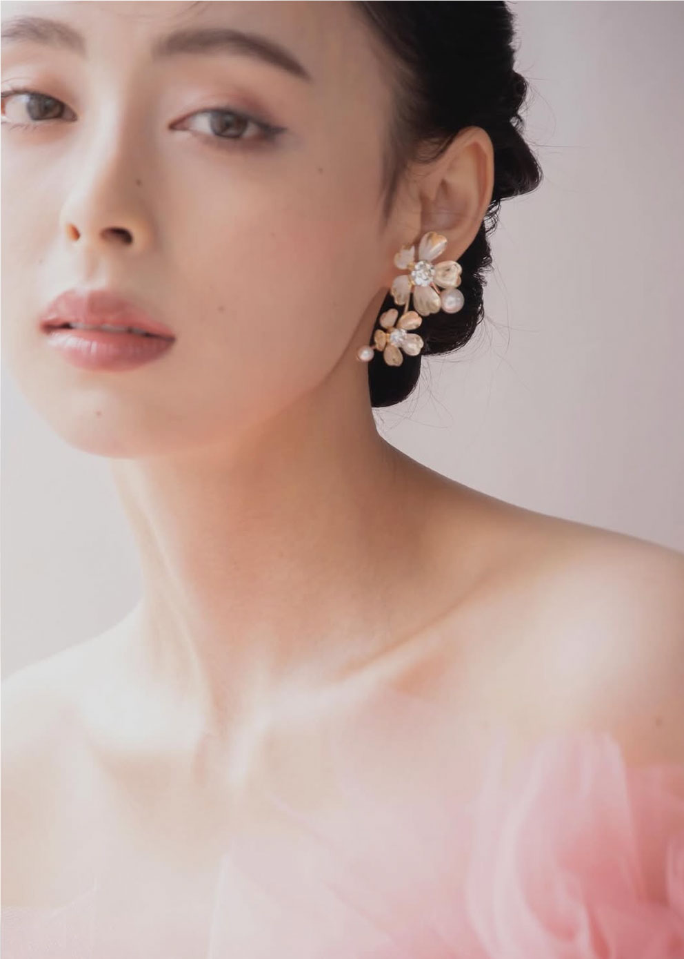 Double flower earring with pearls in gold on model side view 
