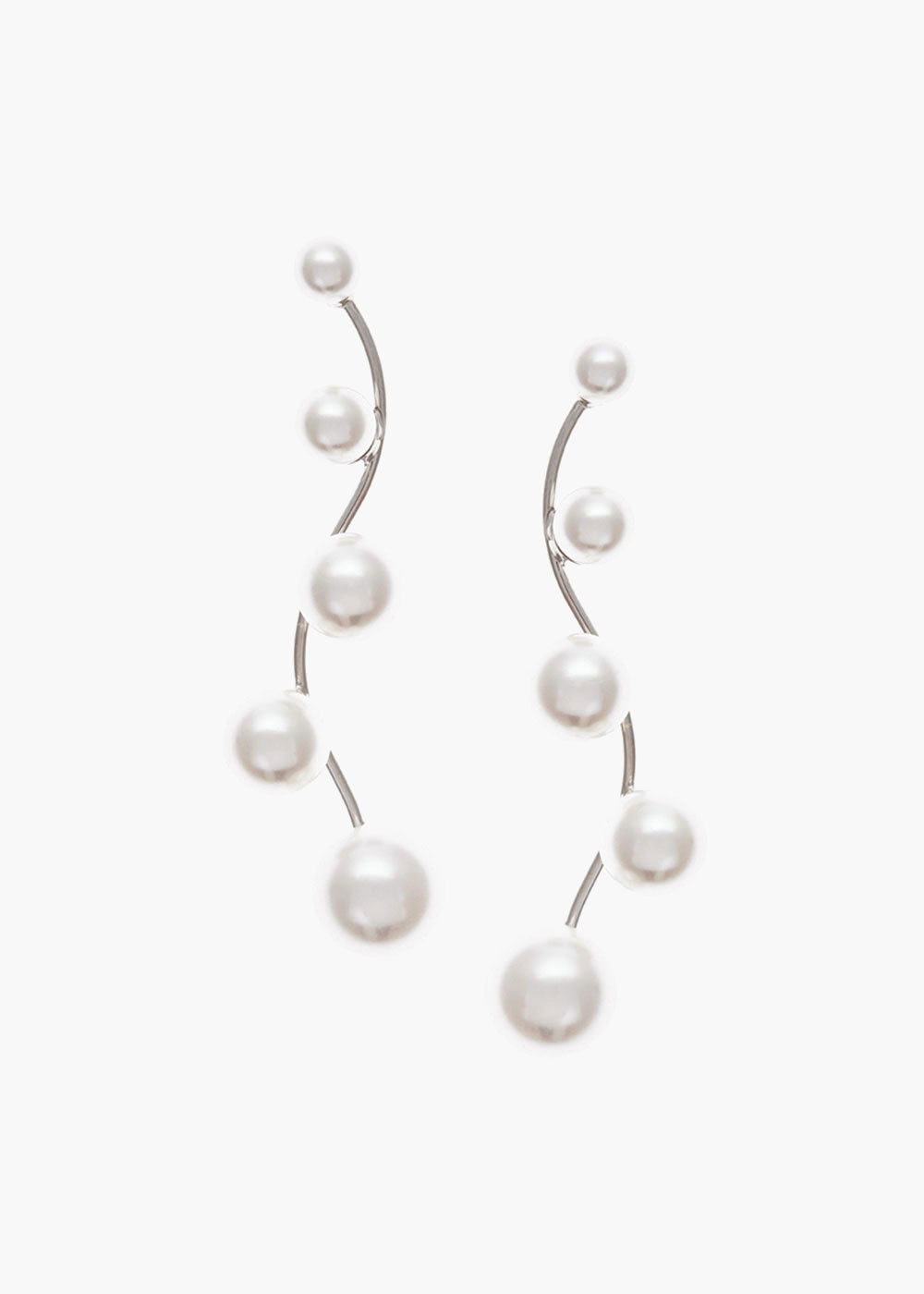 A modern linear silver pearl earring with 5 graduating pearls on a white background